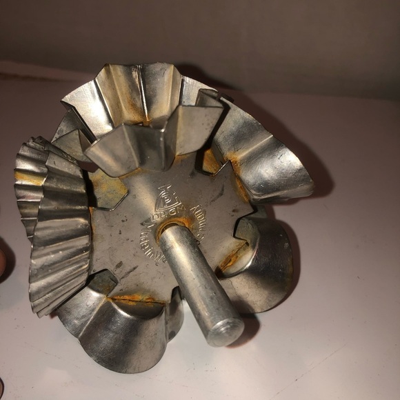 1930's rolling steel cookie cutter w/6 different cookie designs. Used - Picture 9 of 11
